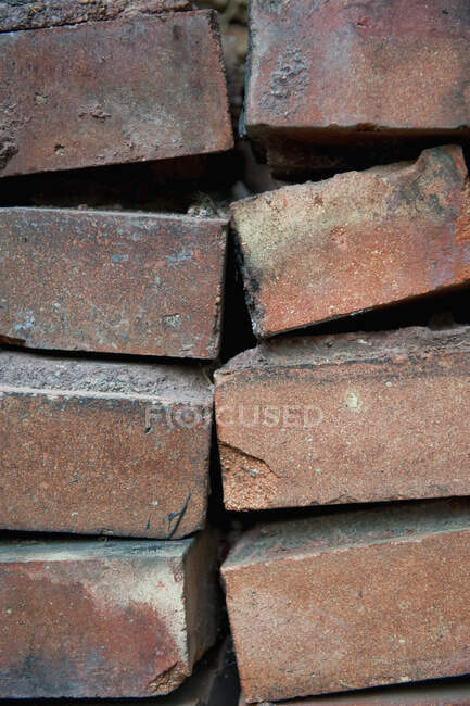 Briques d'argile rouge empilées gros plan — Photo de stock