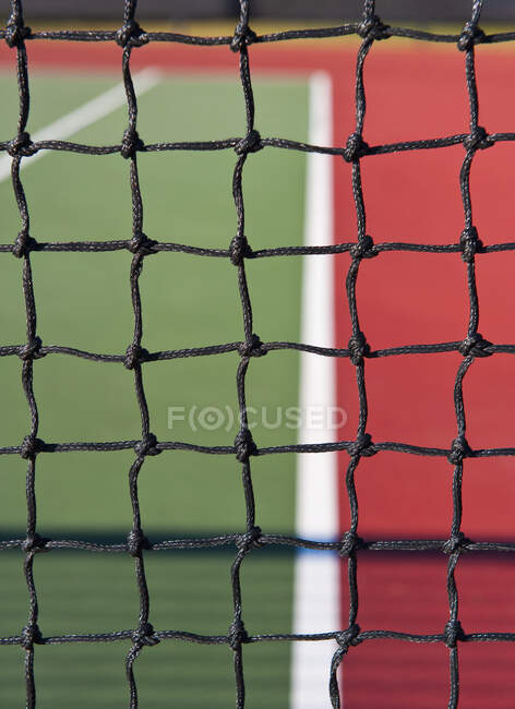 Nahaufnahme des Netzes auf dem Tennisplatz. — Stockfoto