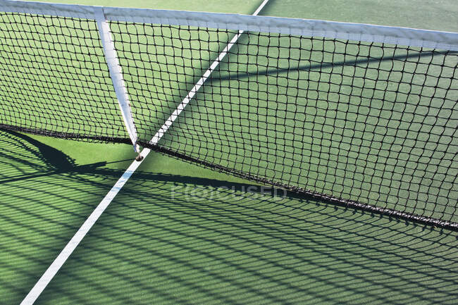 Red de tenis levantada en pista de tenis. - foto de stock