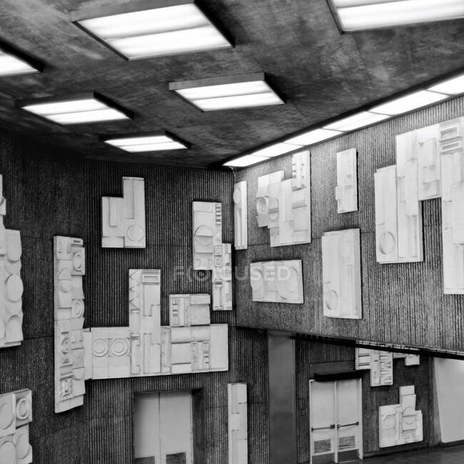 Modernes Bürogebäude mit Gedenktafeln im Treppenhaus. — Stockfoto