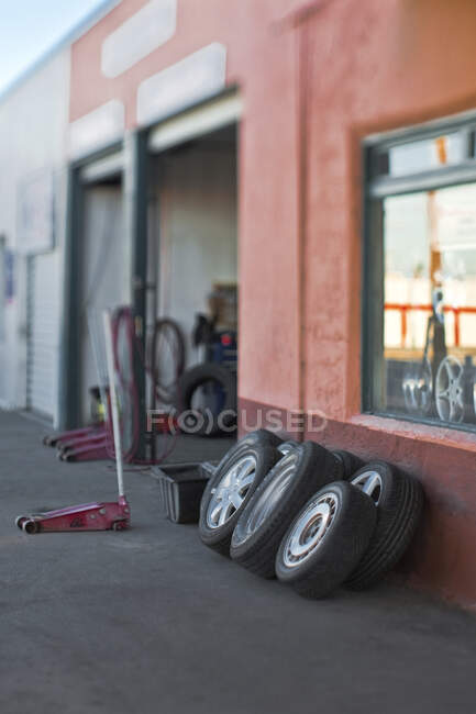 Neumáticos apoyados en un taller de reparación de automóviles. - foto de stock