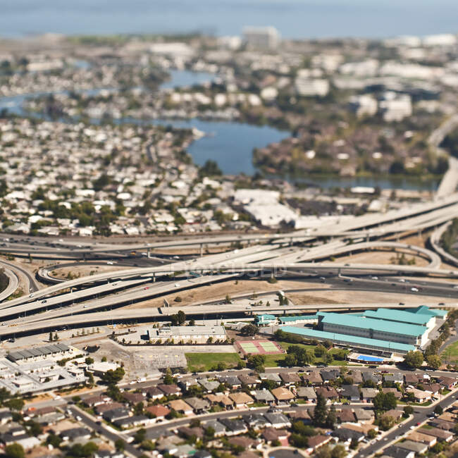 Vue aérienne des autoroutes et de l'étalement urbain. — Photo de stock
