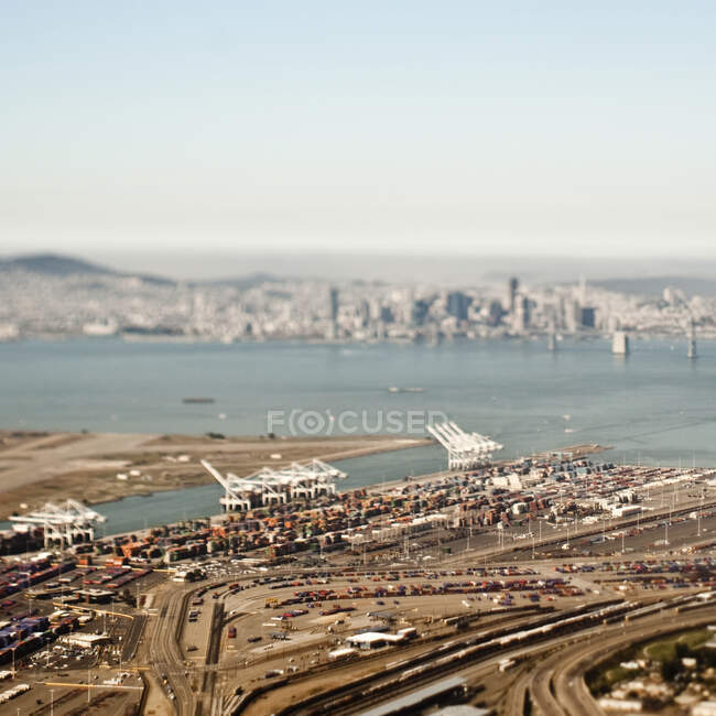 Veduta aerea del porto merci con skyline di San Francisco. — Foto stock