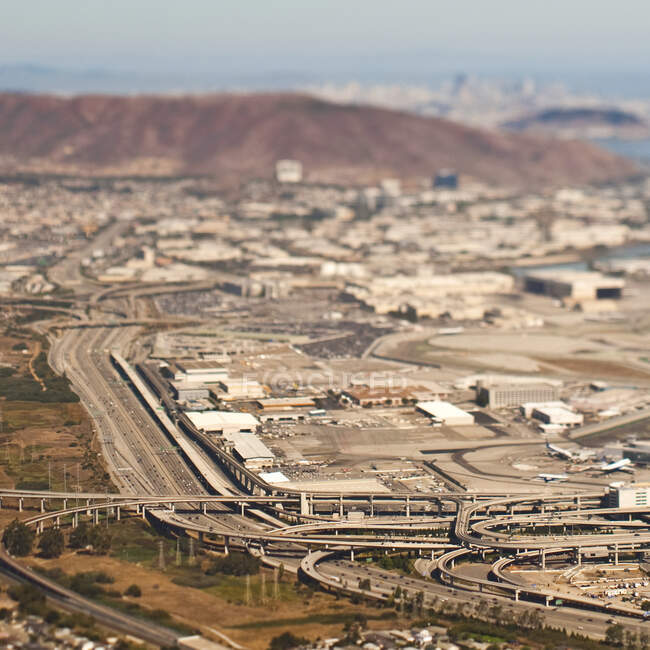 Aeropuerto con expansión urbana más allá, vista aérea - foto de stock