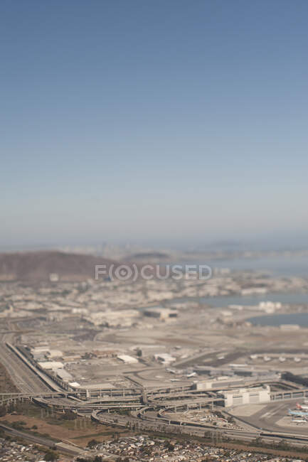 Aéroport avec étalement urbain au-delà, vue aérienne — Photo de stock