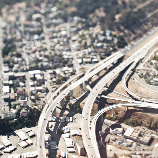 Estrada elevada acima da expansão urbana, vista aérea — Fotografia de Stock