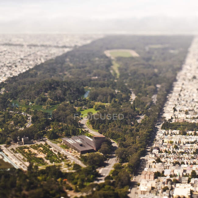 Parque y la expansión urbana de una ciudad, vista aérea - foto de stock