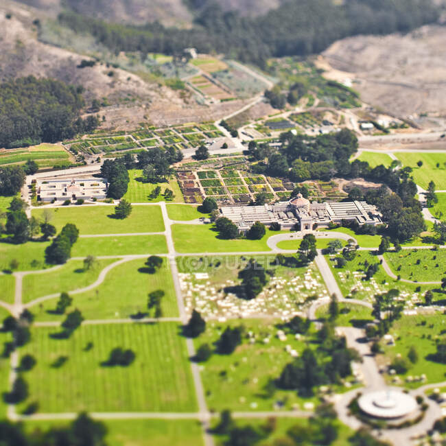 Campus o parque con montañas más allá, vista aérea - foto de stock