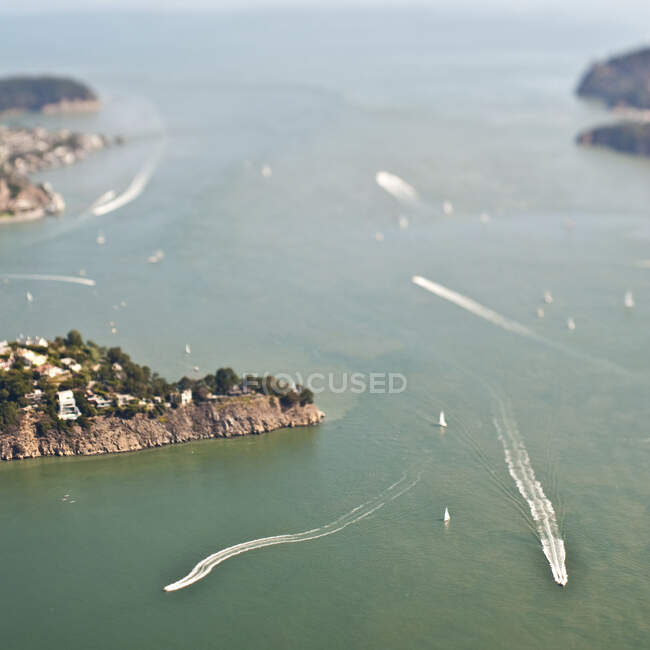 Boats in ocean sailing around islands — Stock Photo