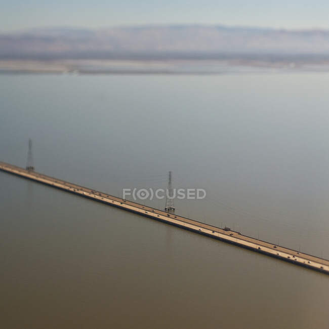 Uma ponte rodoviária na costa sobre um grande estuário — Fotografia de Stock