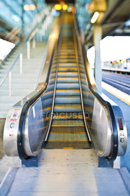 Escada rolante na plataforma da estação ferroviária — Fotografia de Stock