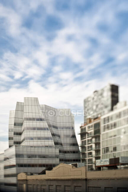 Prédios de apartamentos arranha-céus na cidade — Fotografia de Stock