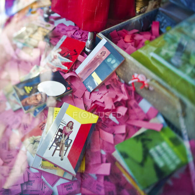 Expositor de tienda vintage con confeti y maniquí. - foto de stock