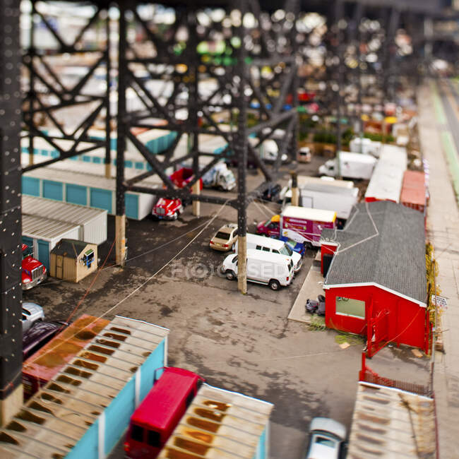 Vista di camion ed edifici al porto merci. — Foto stock