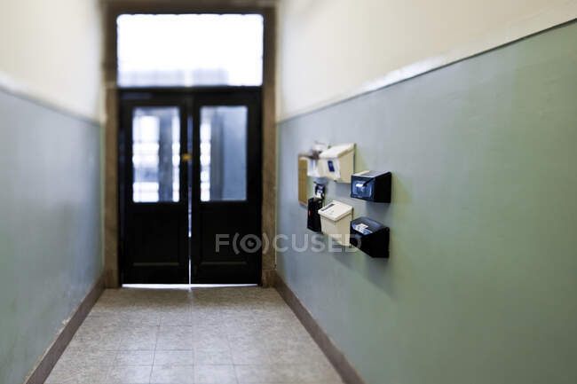 Boîtes aux lettres dans le couloir immeuble. — Photo de stock