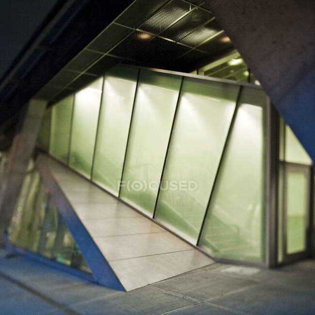Interno di un edificio moderno con finestre angolate. — Foto stock