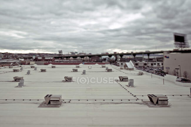 Urban building rooftop with air conditioning units. — Stock Photo