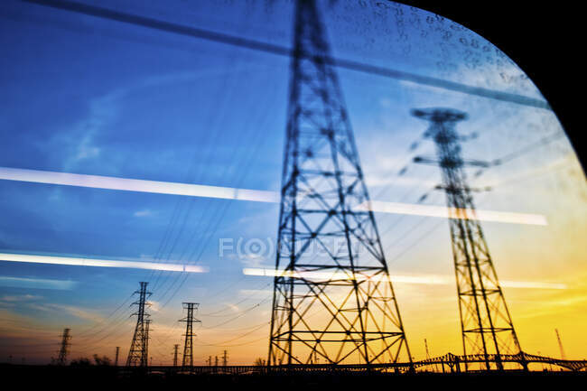 Stromleitungen durch Autofenster gesehen. — Stockfoto