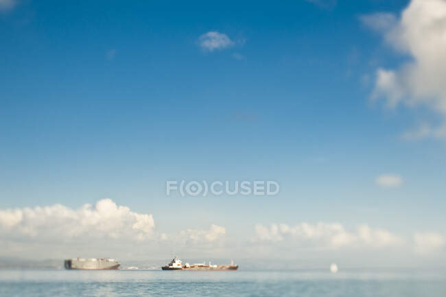 Судоходный танкер на океане и голубом небе — стоковое фото
