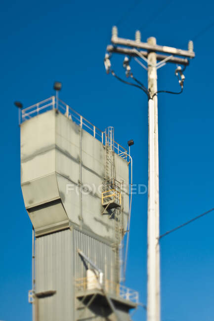 Torre de metal gris, edificio industrial - foto de stock