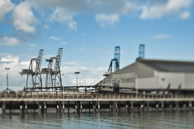 Dockside avec grues et entrepôt — Photo de stock