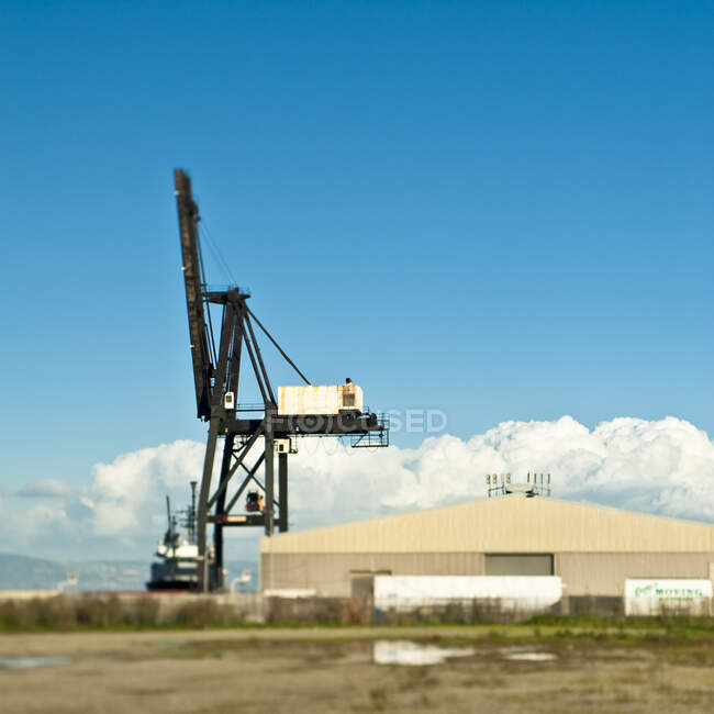 Kran an der Hafenseite auf einem Kai — Stockfoto