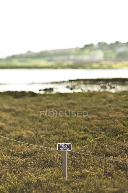 Wildlife warning sign in heather. — Stock Photo