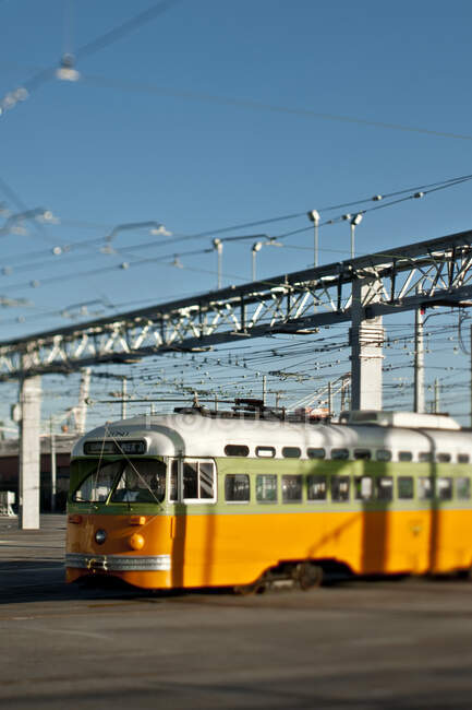 Tram avec lignes électriques au-dessus. — Photo de stock