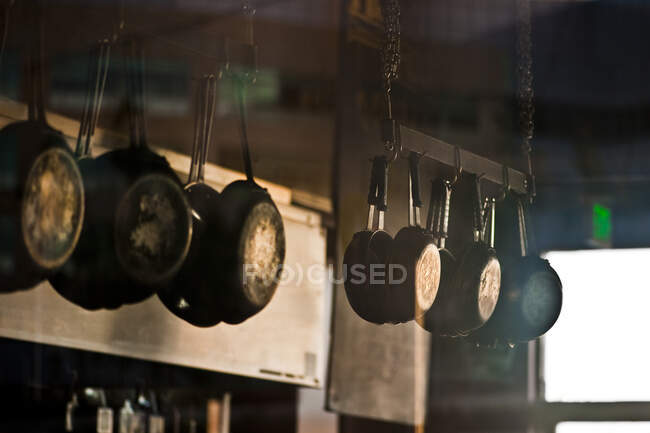 Pfannen hängen in gewerblicher Küche. — Stockfoto