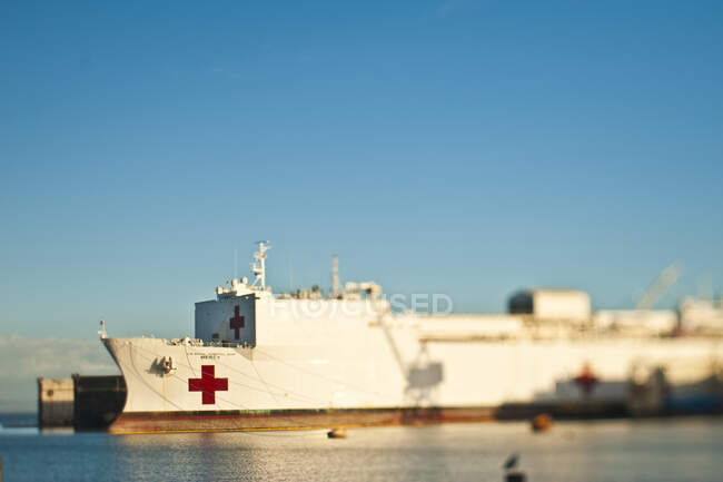 Croix rouge navire sur l'océan. — Photo de stock