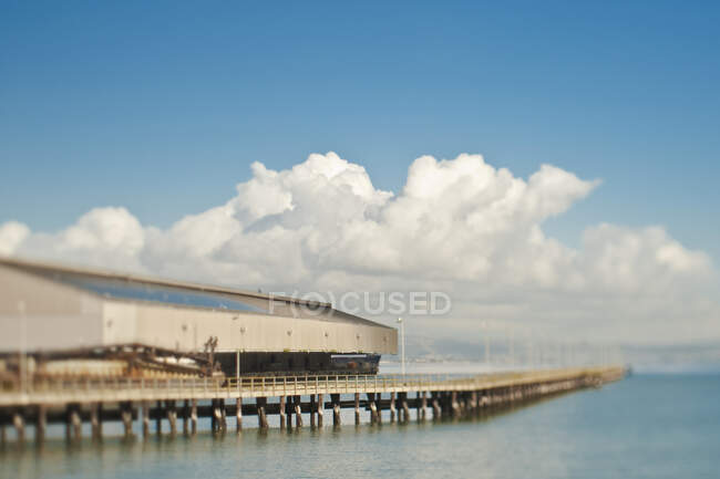 Muelle y muelles vacíos, edificios costeros y almacén - foto de stock