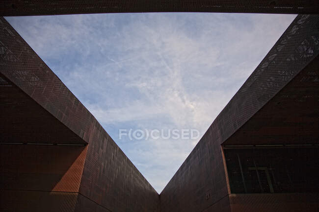 Vista delle linee del tetto che si incontrano in una forma v. — Foto stock