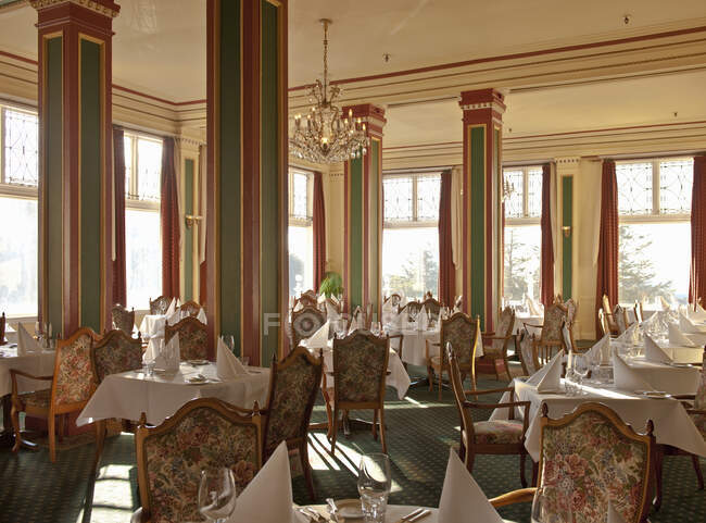 Hotel formale vuoto o sala da pranzo del ristorante. — Foto stock
