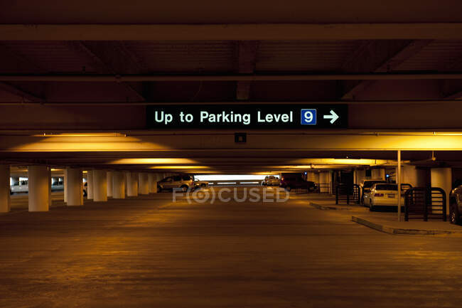 Ausfahrt-Schild auf Parkplatz. — Stockfoto