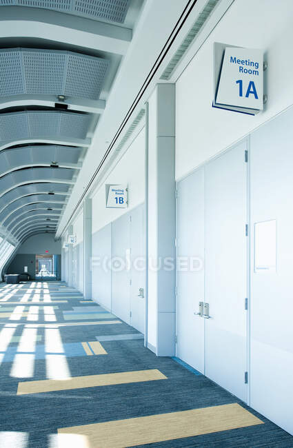 Corridoio con sale riunioni. — Foto stock