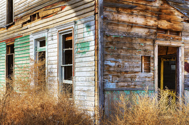 Dilapidado edifício de madeira deserta. — Fotografia de Stock