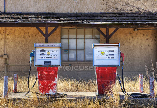 Bombas de gas en una gasolinera abandonada. - foto de stock