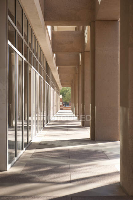 Colonnades d'immeubles de bureaux urbains avec piliers. — Photo de stock