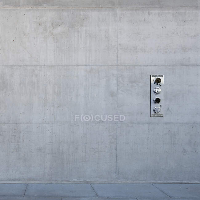 Pannello di controllo in metallo su muro di cemento. — Foto stock