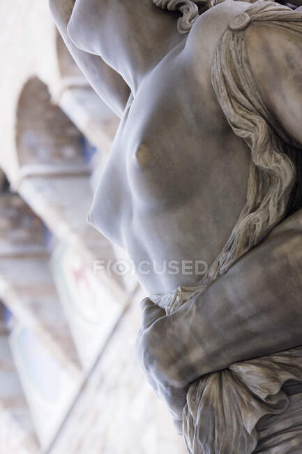 Primer plano del torso de la estatua de piedra clásica. - foto de stock