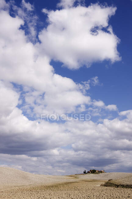 Paysage rural avec nuages au-dessus. — Photo de stock