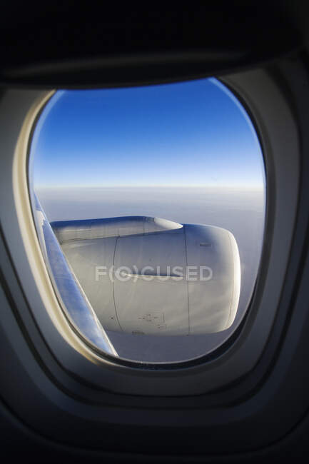 Horizonte de nuvem com motor visto através da janela do avião. — Fotografia de Stock