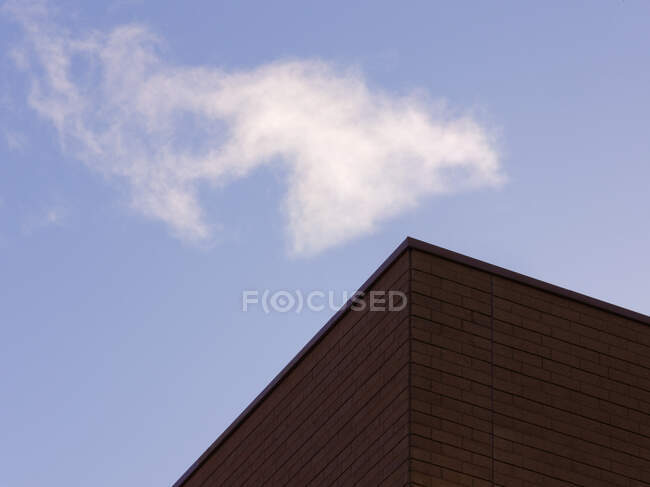 Ecke eines Gebäudes mit blauem Himmel. — Stockfoto