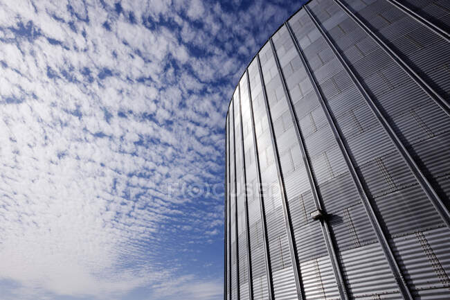 Niedriger Blickwinkel auf Industriegebäude mit Metallgitter. — Stockfoto