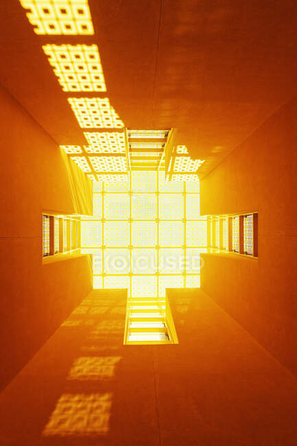 Vista di angolo basso di luce arancione in un lightwell di una costruzione. — Foto stock