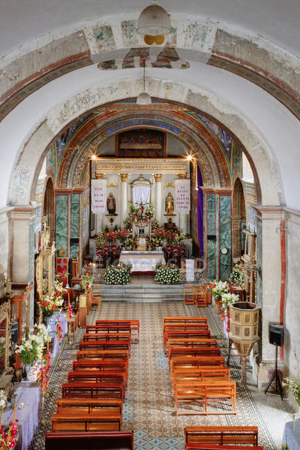 Vista de alto ângulo de uma igreja ornamentada decorada com arranjo de flores. — Fotografia de Stock