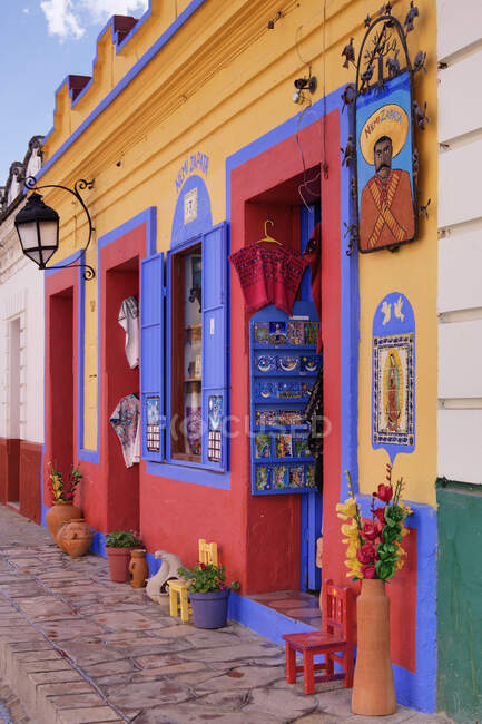 Красочный внешний вид сувенирного магазина. — стоковое фото