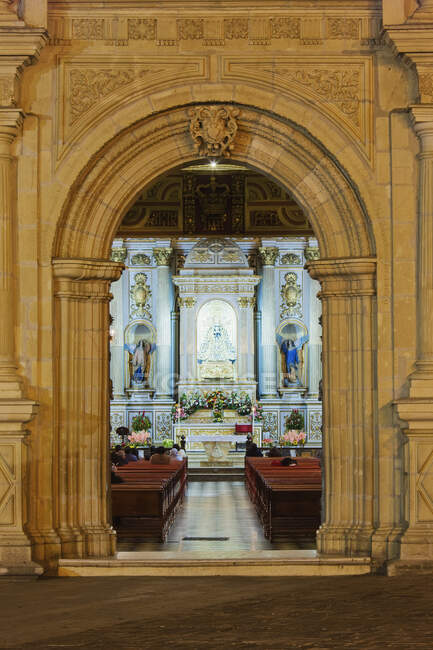 Арковий вхід, двері до прикрашеної церкви інтер'єр. — стокове фото