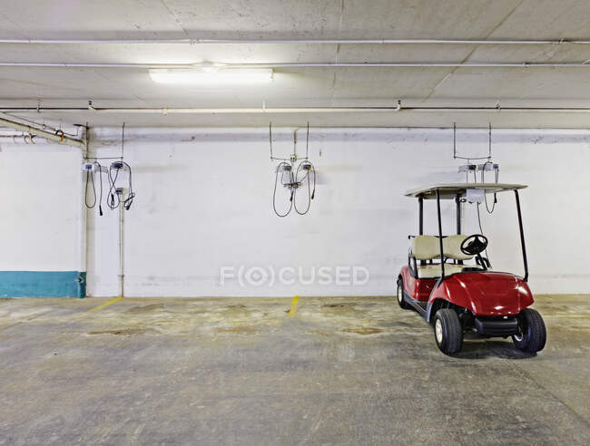 Buggy de golfe em um estacionamento. — Fotografia de Stock
