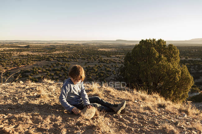 Jovem rapaz em Galisteo Basin ao pôr do sol, Santa Fe, NM — Fotografia de Stock